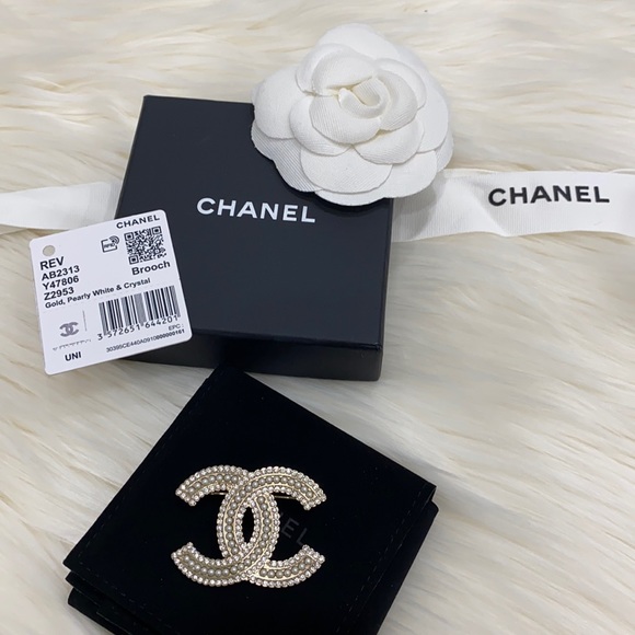 Authentic CHANEL Pearl Crystal CC Brooch Gold. - Picture 2 of 4